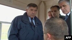 Šef EULEX-a Gzavije de Marnjak i kosovski ministar unutrašnjih poslova Bajram Redžepi na graničnom prelazu Merdare