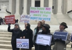 Activistas se manifiestan frente a la Corte Suprema de EE. UU. al conocerse un caso que involucra un desafío a la política de Ohio de eliminar a los votantes poco frecuentes de las listas de registro de votantes, el 10 de enero del 2018.