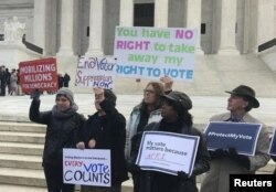 Activistas se manifiestan frente a la Corte Suprema de EE. UU. al conocerse un caso que involucra un desafío a la política de Ohio de eliminar a los votantes poco frecuentes de las listas de registro de votantes, el 10 de enero del 2018.