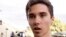 Esta imagen tomada de un video muestra a David Hogg, uno de los sobrevivientes del tiroteo en la escuela Marjory Stoneman Douglas de Parkland, Florida, que dejó 17 estudiantes y maestros muertos y más de una docena heridos el 14 de febrero de 2018.