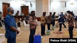 Sejumlah seniman yang terdampak corona menerima bantuan dari Gubernur Jawa Timur (Foto: VOA/Petrus Riski)