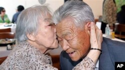 53년만에 상봉한 이산가족 남매 (자료사진)