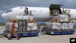 Déchargement d'un avion à l'aéroport de Mogadiscio, Somalie, 8 août 2011.