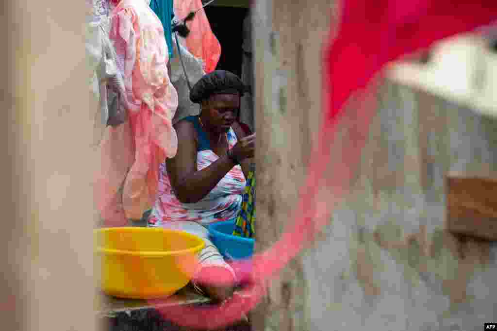 یک زن حین شستن لباس در کمپ مهاجرین بیجا شده در شهر پورت او پرنس در کشور هایتی &nbsp;