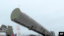 Sarmat, phi đạn liên lục điạ ICBM mới nhất của Nga. Tổng thống Vladimir Putin tuyên bố 9M730 Burevestnik, một phi đạn hành trình vận hành bằng năng lượng hạt nhân và được trang bị vũ khí hạt nhân mới là “bất khả chiến bại”.