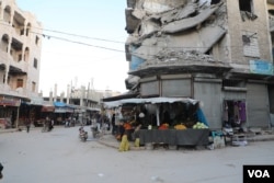 An Idlib market under bombed out buildings on March 3, 2021 in Idlib, Syria. (Mohammad Daboul/VOA)