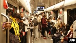 Warga kembali naik metro (kereta api) di Quito yang sempat menghentikan layanannya akibat listrik padam secara tiba-tiba, 19 Juni 2024. (Galo Paguay / AFP)