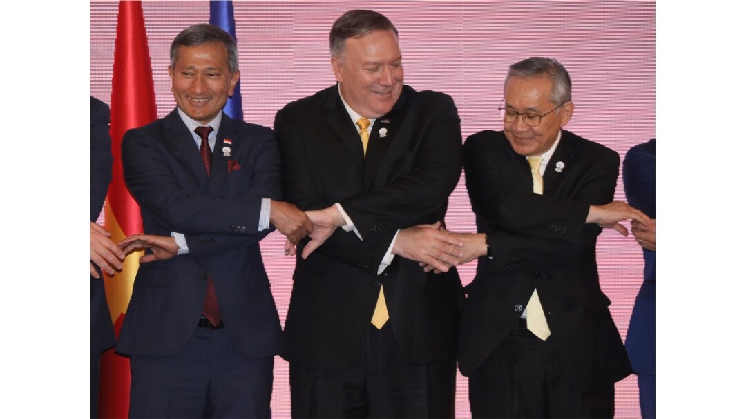 U.S. Secretary of State Mike Pompeo links hands with Singapore's Foreign Minister Vivian Balakrishnan and Thailand's Foreign Minister Don Pramudwinai at the East Asia Summit meeting in Bangkok, Aug.2, 2019.