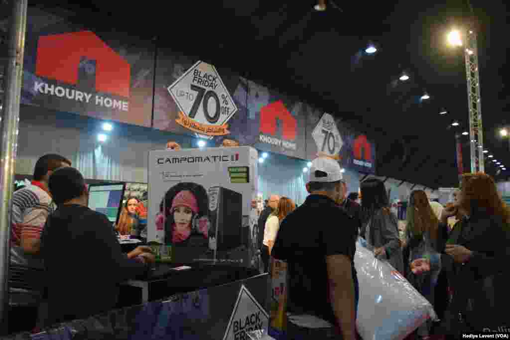 Beyrut&#39;taki alışveriş merkezlerinde yüzde 90&rsquo;lara varan indirimler yer alıyor