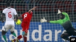 Iyanga de la Guinée équatoriale marque un but contre le Sénégal avec dans les bois Coundoul lors de leur match comptant pour le Groupe A de la Coupe d'Afrique des Nations au Stade Bata.