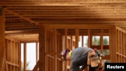 Un trabajador de la construcción realiza labores en un proyecto en Encinitas, California. 30 de julio de 2020.