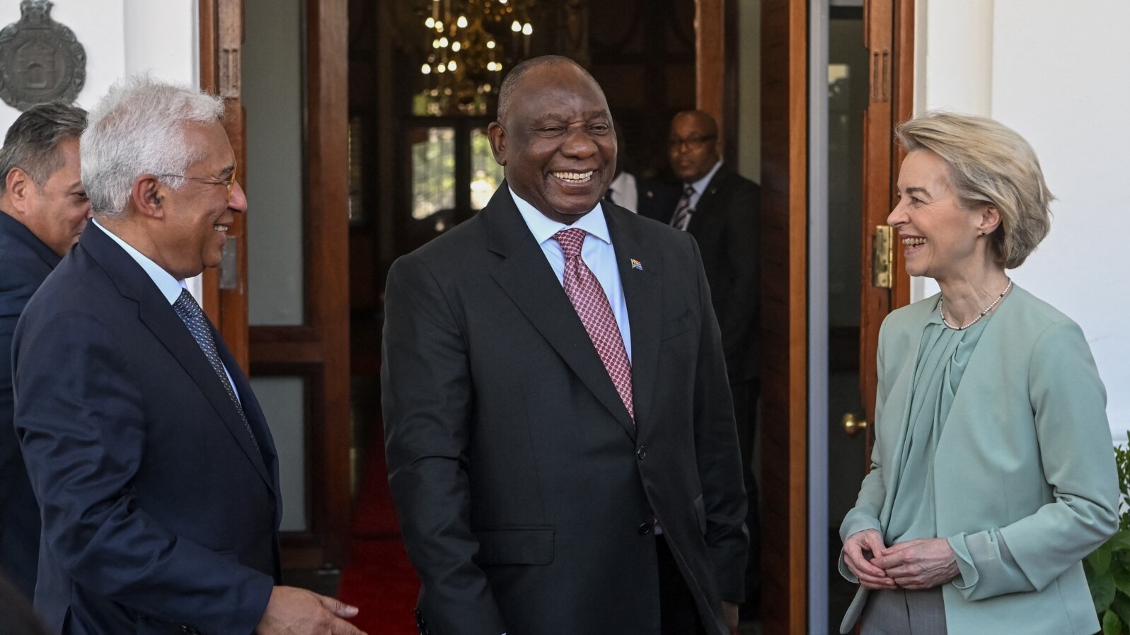 Shugaban majalisar tarayyar Turai Antonio Costa da Shugaban kasar Afrika ta Kudu Cyril Ramaphosa da Shugabar hukumar tarayyar Turai Ursula von der Leyen a babban taron EU a Tuynhuys na Cape Town