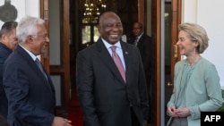 Presiden Dewan Eropa Antonio Costa (kiri), Presiden Afrika Selatan Cyril Ramaphosa dan Presiden Komisi Eropa Ursula von der Leyen tiba menjelang KTT Afrika Selatan-Uni Eropa (SA-EU) ke-8 di Tuynhuys di Cape Town, Kamis 13 Maret 2025.