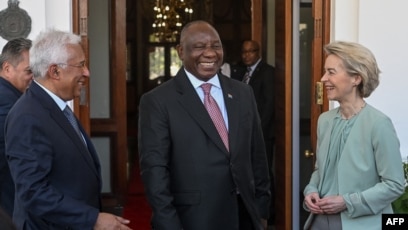 O Presidente do Conselho Europeu, António Costa, o Presidente da África do Sul, Cyril Ramaphosa, e a Presidente da Comissão Europeia, Ursula von der Leyen, chegam antes da 8.ª Cimeira África do Sul-União Europeia (SA-UE) em Tuynhuys, na Cidade do Cabo