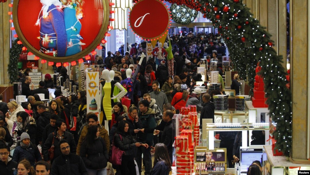 Bisnis di kota New York selalu ramai dipenuhi pengunjung, seperti pusat perbelanjaan Macy's di Manhattan, New York ini (foto: dok). 