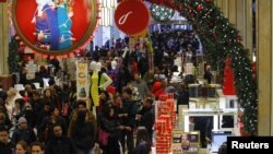 Bisnis di kota New York selalu ramai dipenuhi pengunjung, seperti pusat perbelanjaan Macy's di Manhattan, New York ini (foto: dok). 