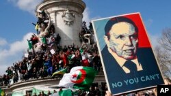 Aksi unjuk rasa mengecam Presiden Abdelaziz Bouteflika di Place de la Republique, Paris, Minggu, 10 Maret 2019. (Foto: dok).