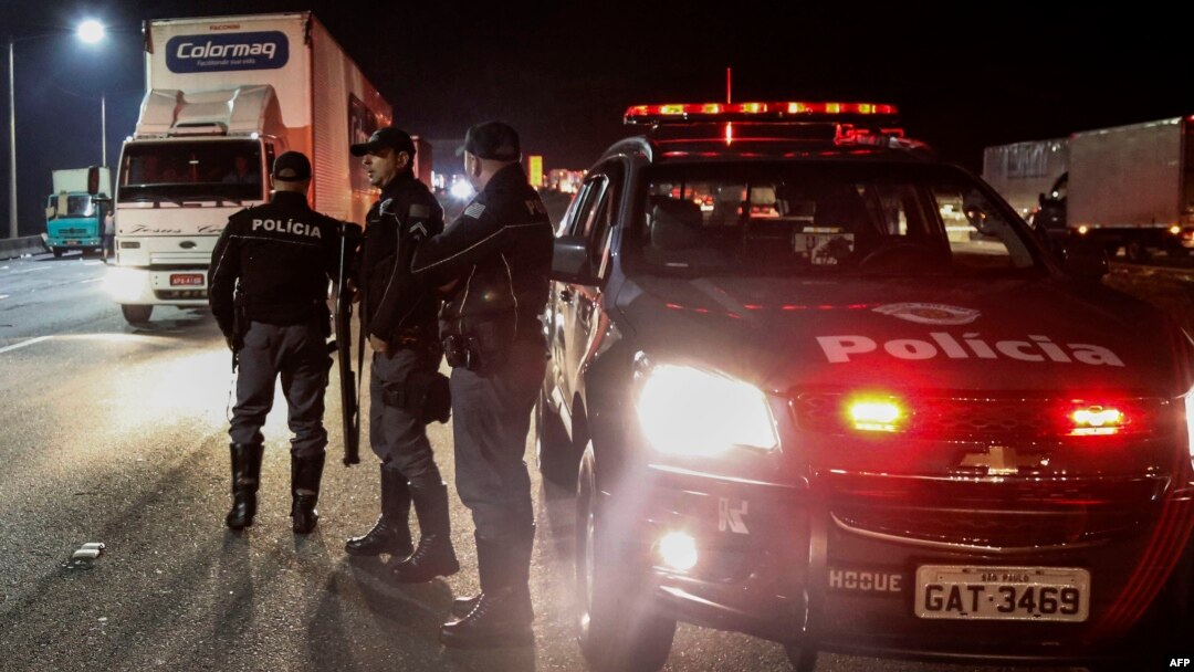 Members of the Brazil's military police and Sao Paulo's traffic police clear a blocked road in the city of Sao Bernardo do Campo, some 25 kilometers from Sao Paulo, Brazil, during the sixth day of a truckers' strike protesting rising fuel costs, May 26, 2018.