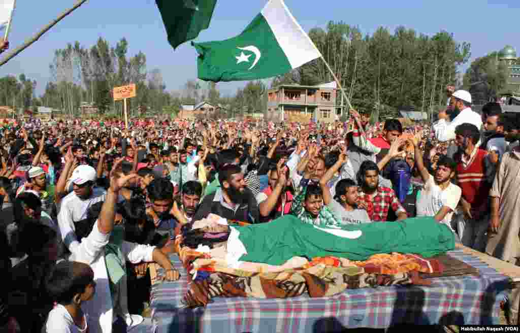 بڈگام میں کشمیری نوجوان مظفر پنڈت بھارتی فورسز کا نشانہ بنا۔