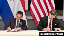  Paraguay Foreign Minister Rubén Ramírez Lezcano and U.S. Deputy Secretary of State Christopher Landau sign agreements during Deputy Secretary Landau's recent visit to the region. 