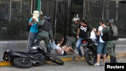 Guardias Nacionales detenienen a manifestantes en Altamira, municipio de Chacao.