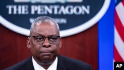 Menteri Pertahanan AS Lloyd Austin menyampaikan pernyataan dalam konferensi pers di Pentagon, Washington, pada 22 November 2023. (Foto: AP/Cliff Owen)