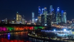 Pemandangan Distrik Bisnis Internasional Kota Moskow dan Sungai Moskva beserta tanggulnya yang diterangi lampu warna-warni di Moskow, Rusia, pada 31 Oktober 2024. (Foto: Maxim Shemetov/Reuters)