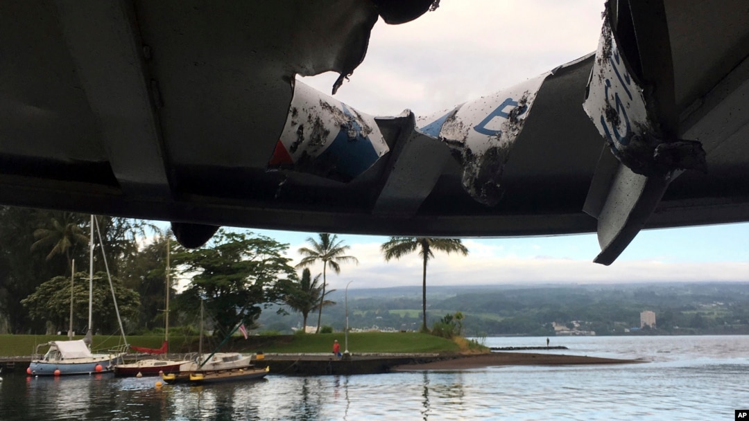 Dalam foto yang dirilis oleh Departemen Lahan dan Sumberdaya Alam Hawaii menunjukkan kerusakan pada atap kapal wisata setelah sebuah letusan melontarkan material vulkanis hingga mengenai atap kapal yang berlayar di lepas pantai Big Island, Hawaii, 16 Juli 2018.
