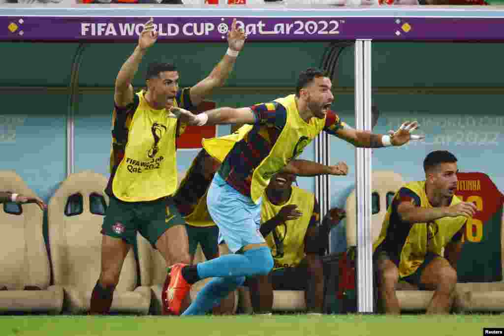 A pesar de ser suplente, la estrella lusitana festejó con sus compañeros los primeros goles que anotó&nbsp;Portugal&nbsp;en el primer tiempo.