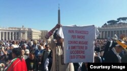 Albie Matarutse chizvarwa cheZimbabwe chakaratidzira kuVatican City chichiti hachisi kufara nehutongo hwaVaMugabe.