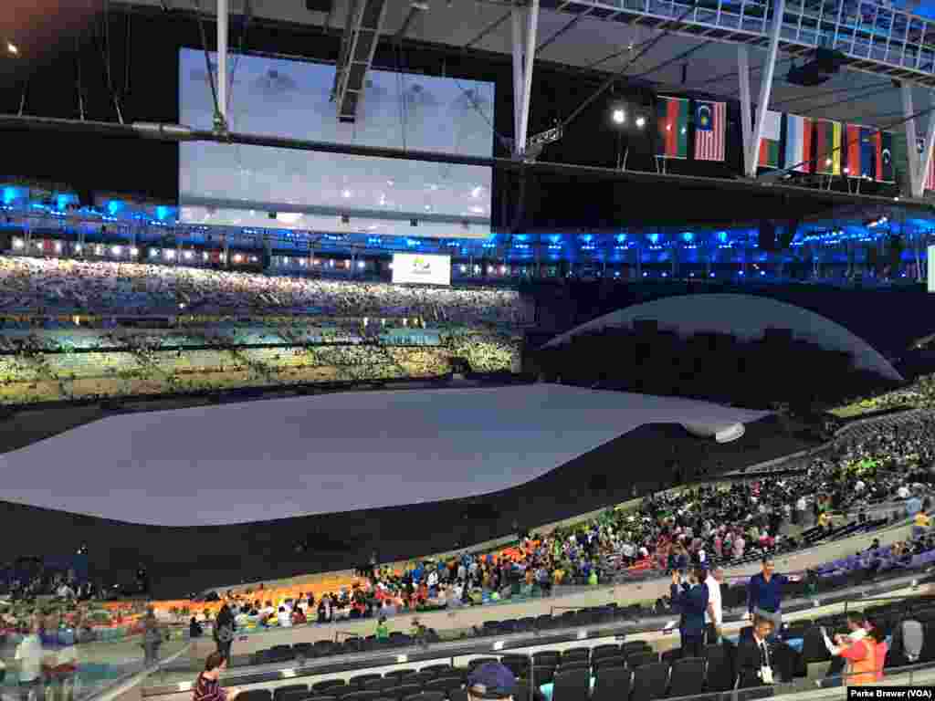 Warga mengisi tempat duduk di dalam Stadion Maracana satu jam sebelum upacara pembukaan Olimpiade Musim Panas 2016 di Rio de Janeiro, Brazil (5/8).