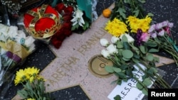 "Es difícil concebir un mundo sin ella", dijo Barbra Streisand ante el fallecimiento de Aretha Franklin. En el Paseo de la Fama en Los Angeles, la estrella de la artista está llena de flores y fotos, el jueves 16 de agosto de 2018. Foto: Reuters.