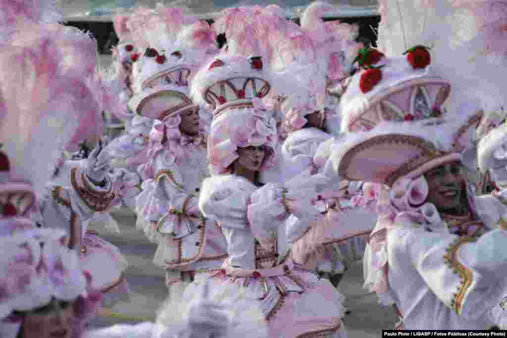 Desfile da Rosa de Ouro, 2º dia dos desfiles das escolas de samba do Grupo Especial, no sambódromo do Anhembi. 