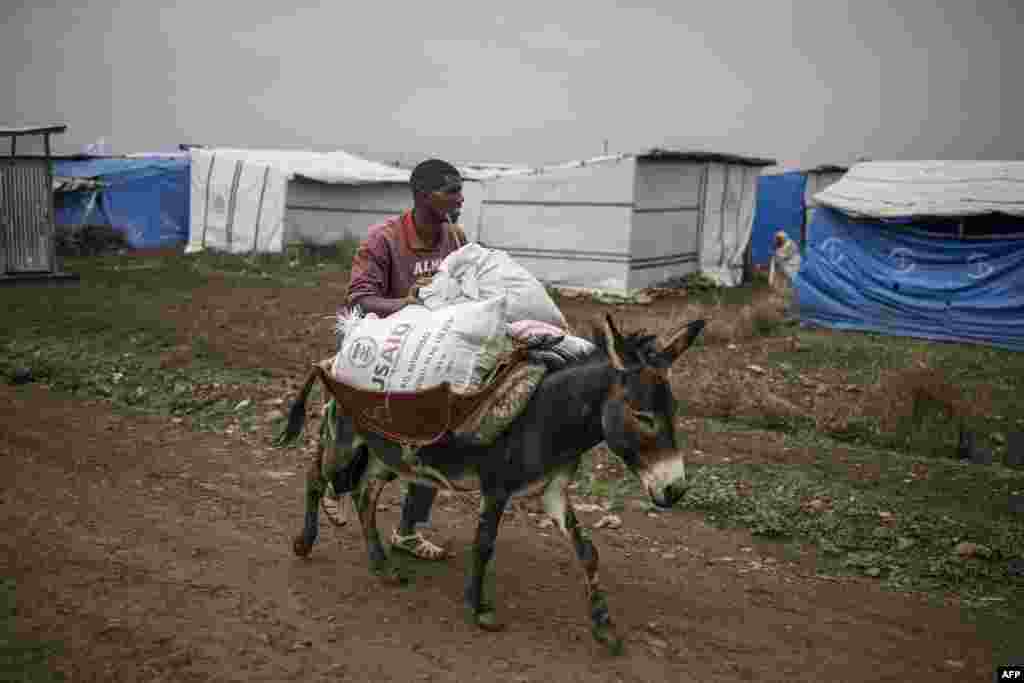 یک بیجا شدۀ داخلی در کمپ مهاجرین در شهر میکیلی در اتیوپیا