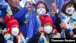 Seguidores del partido Movimiento Al Socialismo durante un evento de clausura de campaña en El Alto, Bolivia. 