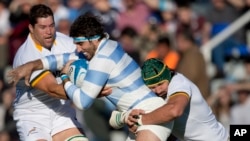 Juan Martin Fernandez Lobbe de Los Pumas de l'Argentine , au centre, est abordé par Victor Matfield des Springboks de l'Afrique du Sud, à droite, et Willem Alberts, lors d'un match-test de rugby à Buenos Aires, Argentine, 5 août 2015.