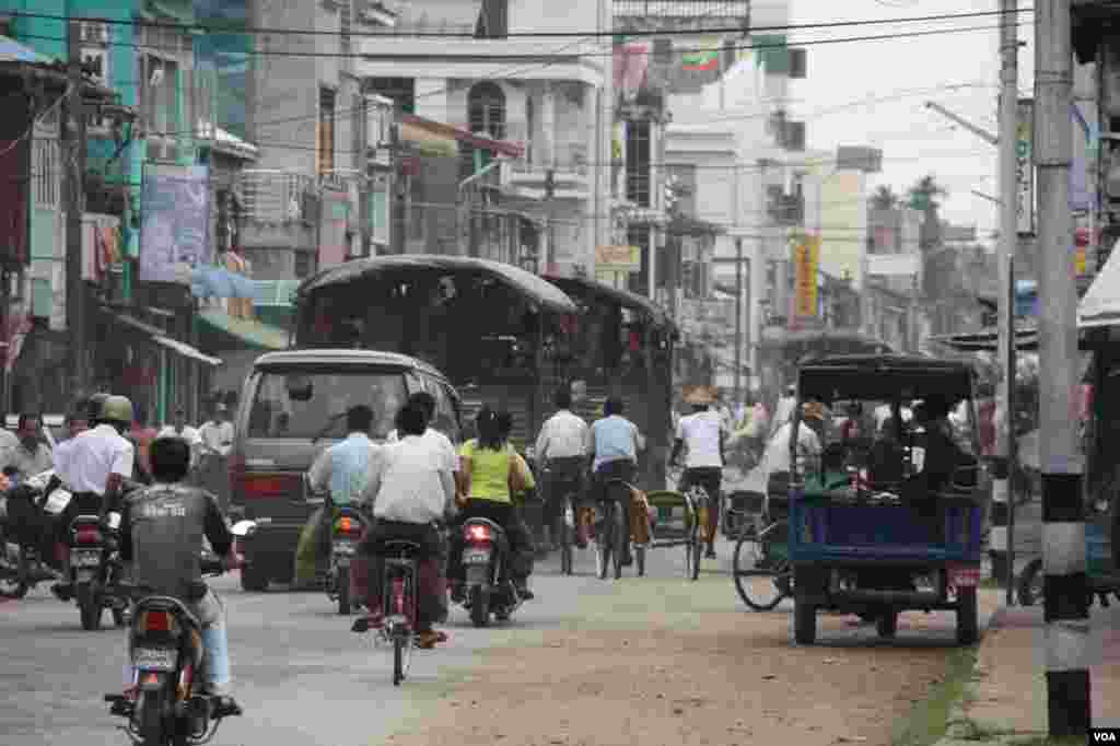 2012年11月，在缅甸若开邦实兑(Sittwe)繁忙的公路干线上，可以看到一卡车一卡车的军人。(D. Schearf/VOA)