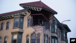 Un bâtiment endommagé par le séisme 