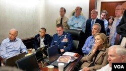 Presiden Obama dan para anggota team keamanan nasional saat menerima update misi pembunuhan Osama bin Laden di 'Situation Room' Gedung Putih.