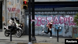 Un manifestante huye de las fuerzas de seguridad durante una protesta contra el gobierno de Nicolás Maduro en Caracas, el 29 de junio.