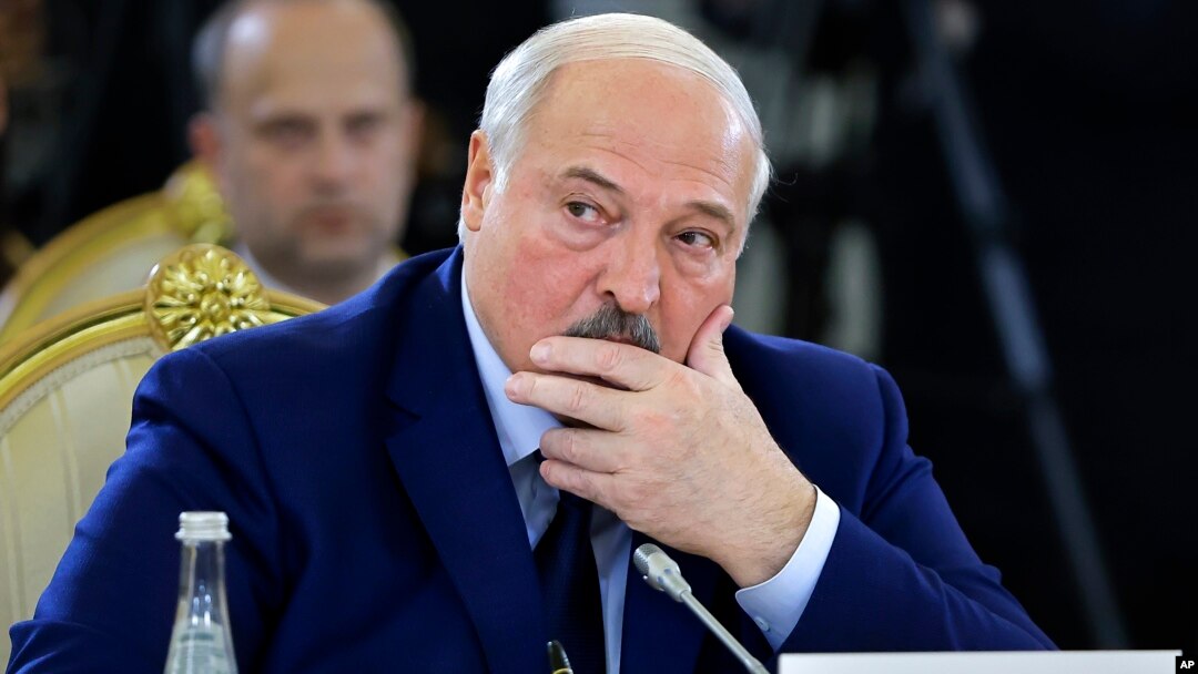 Имињата на ослободените не беа објавени, но не се очекува да биде вклучена најпознатата затвореничка во земјата, истакнатата опозициска личност Марија Колесникова