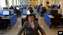 Mahasiswa Korea Utara berselancar di Internet di laboratorium komputer di Kim Il Sung University, Pyongyang. (Foto: Dok)