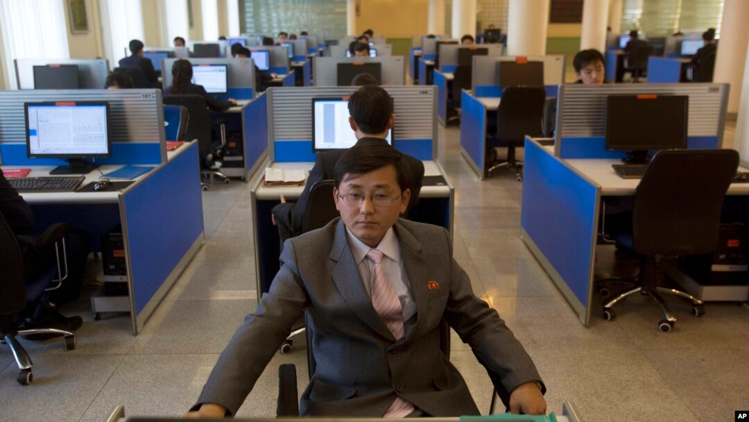 Para mahasiswa Korea Utara menggunakan internet di perpustakaan universitas Kim Il Sung, di Pyongyang (foto: dok).
