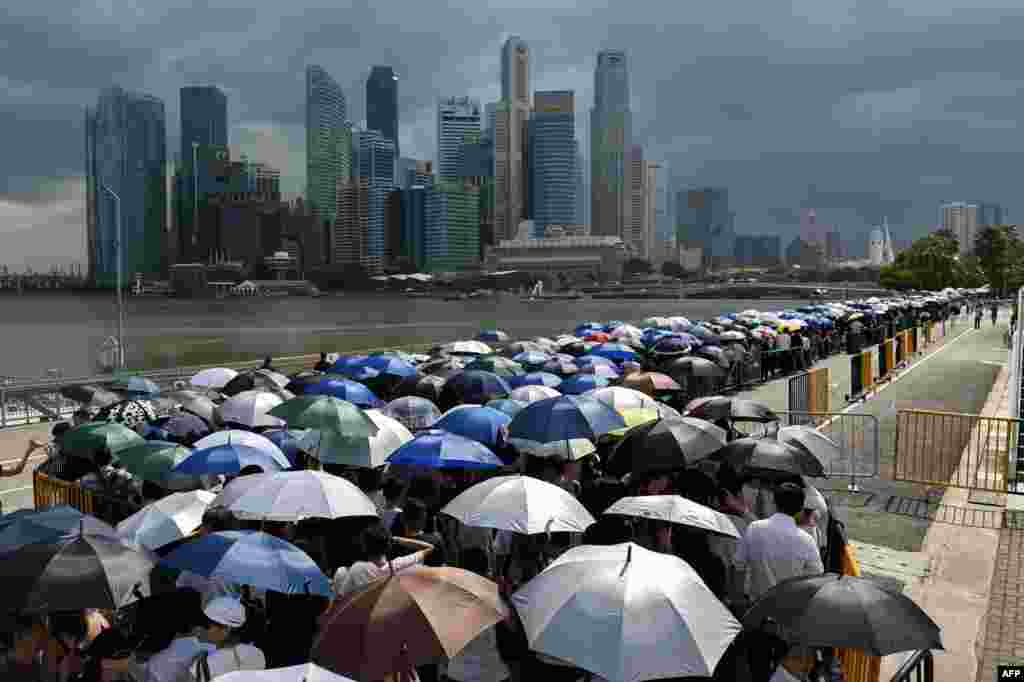 Mourners queue to pay their respects to Singapore&#39;s late former Prime Minister Lee Kuan Yew where he lies in state at Parliament House in Singapore, March 28, 2015. He died at the age of 91 on March 23.