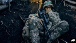 Un soldado ucraniano se encuentra en una trinchera cerca de posiciones rusas cerca de Bakhmut, Región de Donetsk, Ucrania, domingo 5 de marzo de 2023. (AP Photo/Libkos)