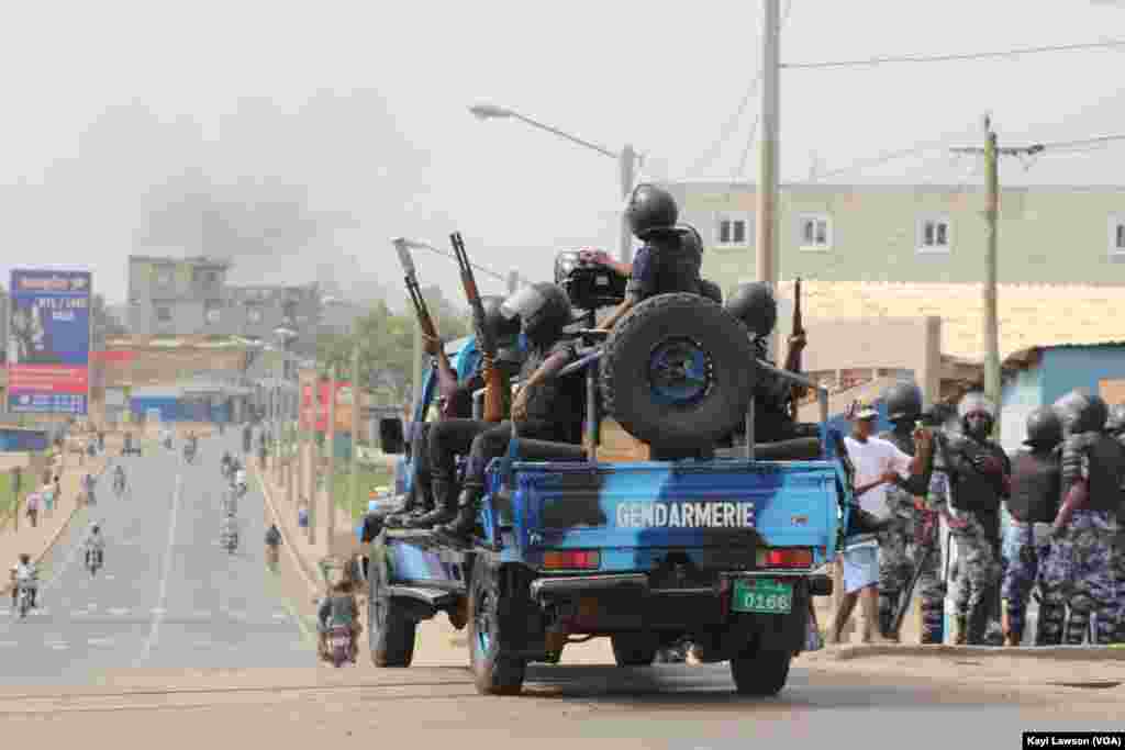 La police en vadrouille dans les rues de Lomé, au Togo, le 18 octobre 2017. (VOA/Kayi Lawson)