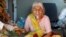 អ្នកស្រី Lilaben Gautambhai Modi អាយុ​៨០ឆ្នាំ អង្គុយ​នៅក្នុង​រថយន្ត​សង្គ្រោះ​បន្ទាន់ ខណៈពេល​ដែល​អ្នកស្រី​រង់ចាំ​ចូល​មន្ទីរពេទ្យ​​ដែល​ព្យាបាល​ជំងឺ​កូវីដ១៩ នៅ​ប្រទេសឥណ្ឌា កាលពី​ថ្ងៃទី៥ ខែឧសភា ឆ្នាំ២០២១។