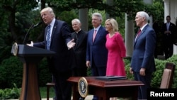 Le président Donald Trump parle au Rose Garden, à la Maison Blanche à Washington, 4 mai 2017.