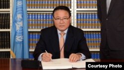 유엔주재 북한대표부 자성남 대사가 9일 유엔 본부에서 아동 매매와 아동 성매매, 아동 음란물에 관한 아동권리협약 선택의정서에 서명하고 있다. 사진 출처: 유엔 웹사이트.