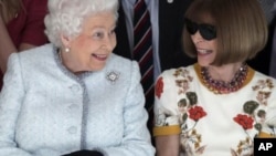 حضور غیر منتظره ملکه الیزابت در هفته مد لندن